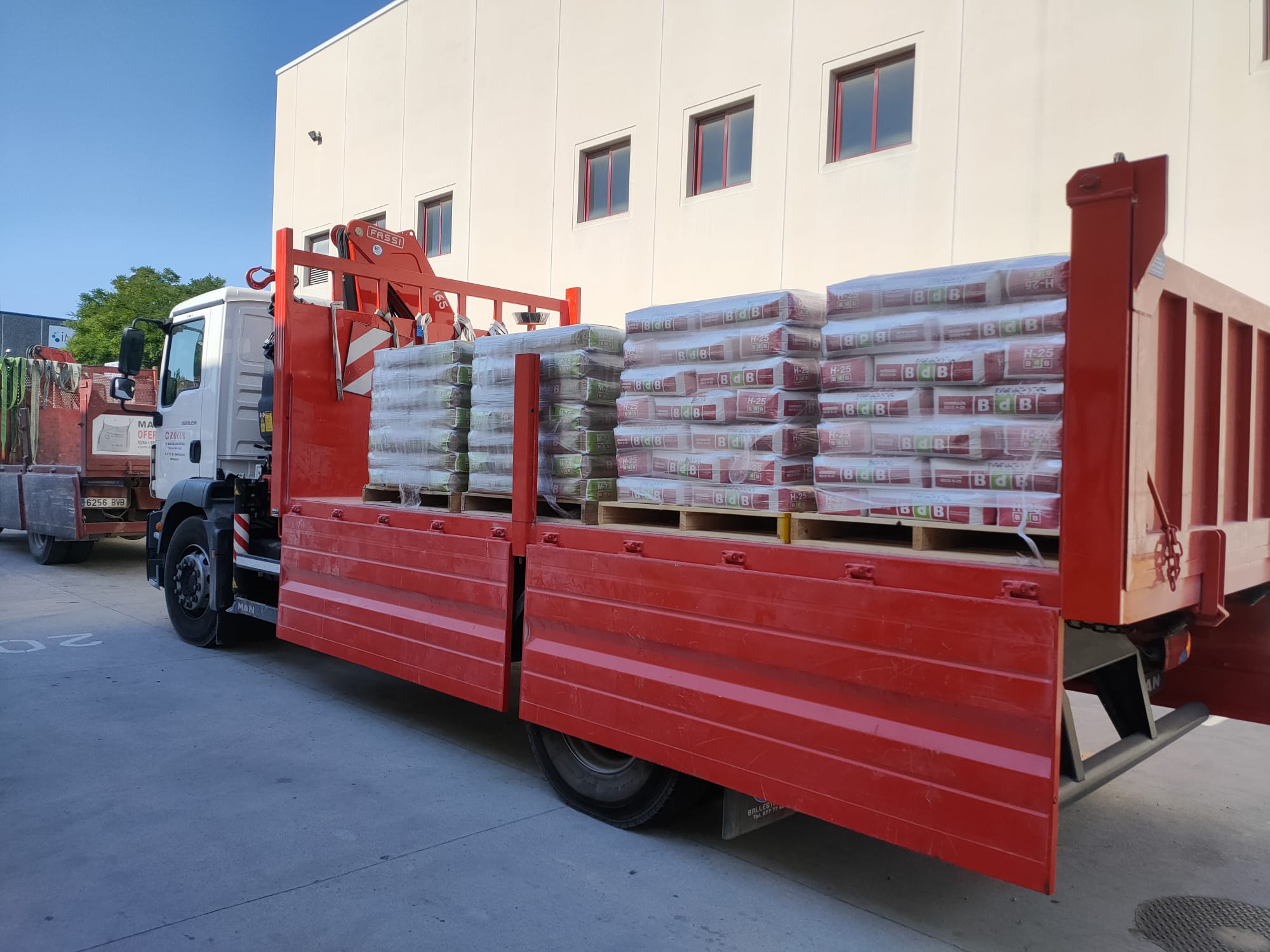 Materiales cargados en camión Raycor